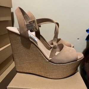 Steve Madden tan wedges